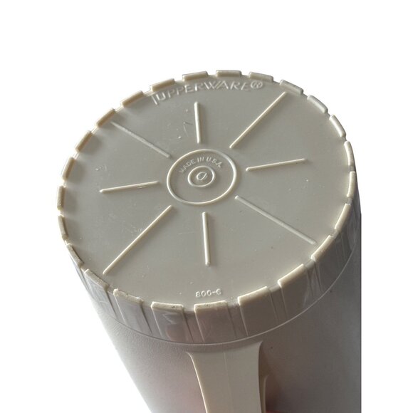 Vintage Tupperware Beige & Yellow Pitcher With Lid - 8.5" Tall 2 Qt #800-6 - Picture 5 of 7